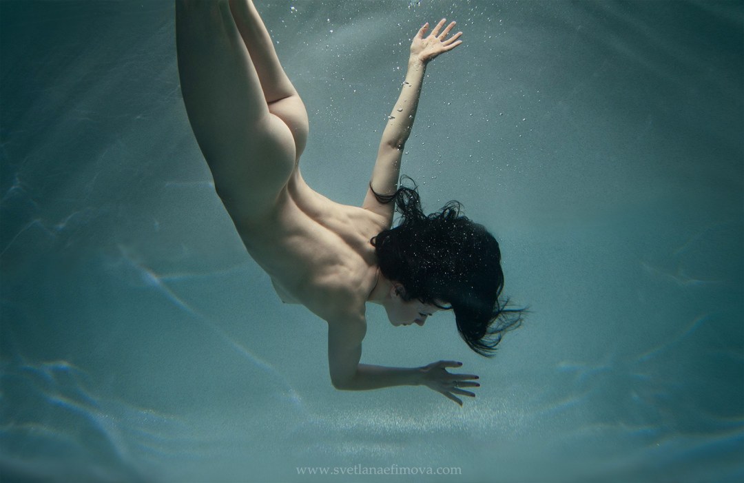 Disparo submarino de mujeres desnudas