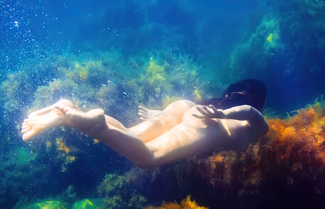 Bellezas desnudas bajo el agua