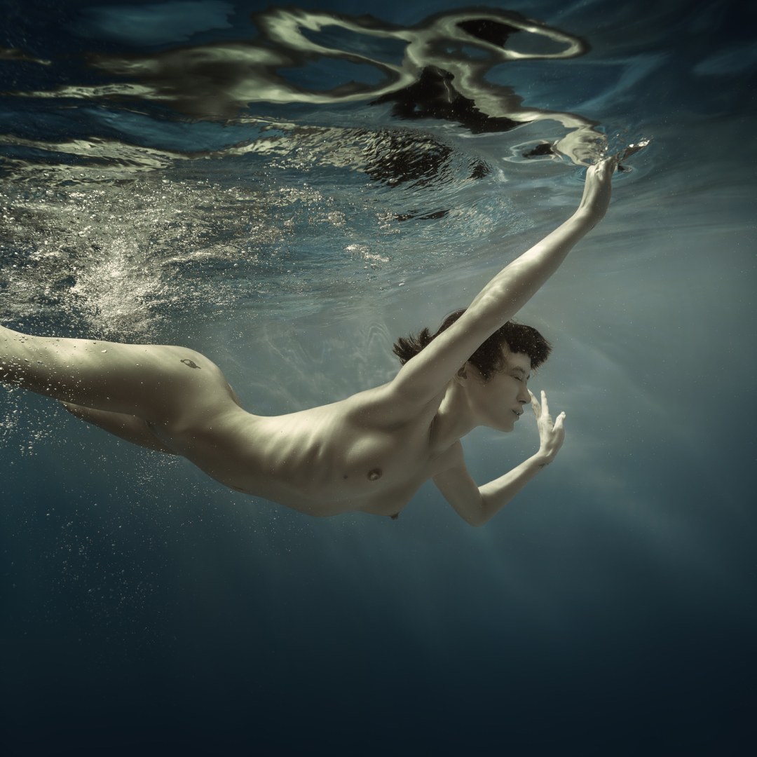 Mujer desnuda flota en agua