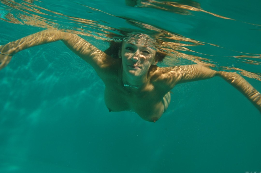 Pecho brillante bajo el agua