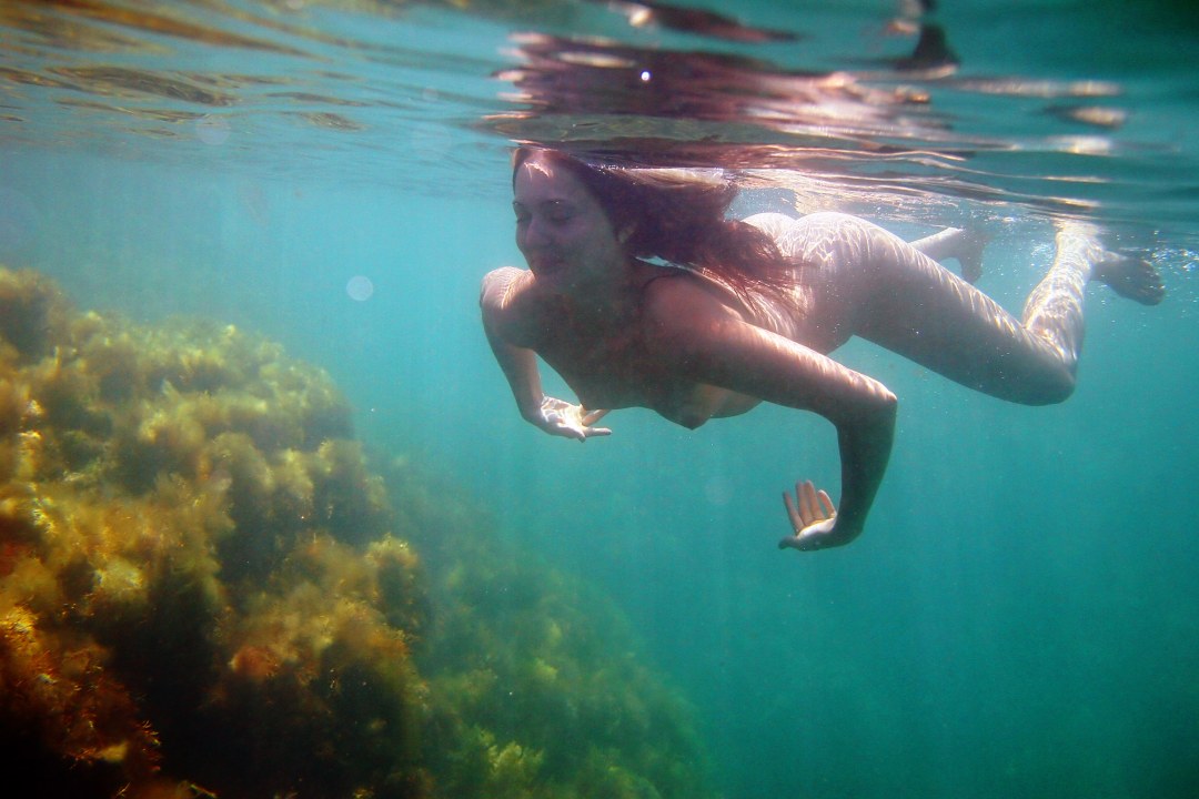 Chicas desnudas bajo el agua