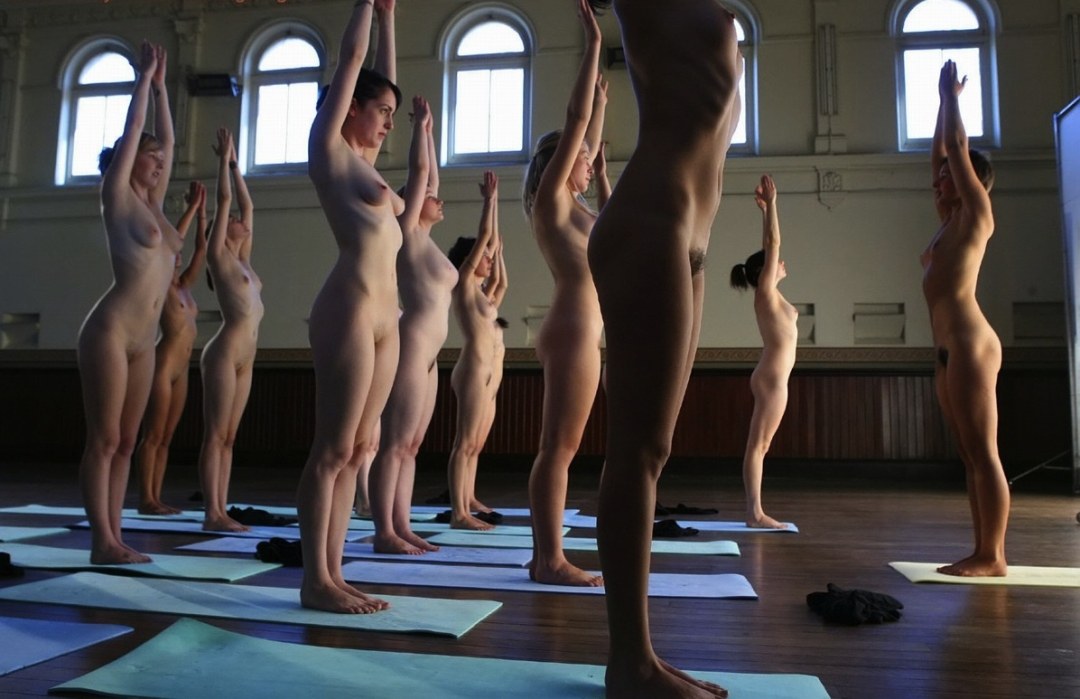 Gimnastas desnudas en entrenamiento