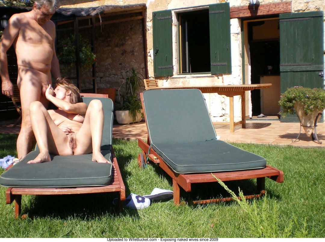 Parejas desnudas en el país