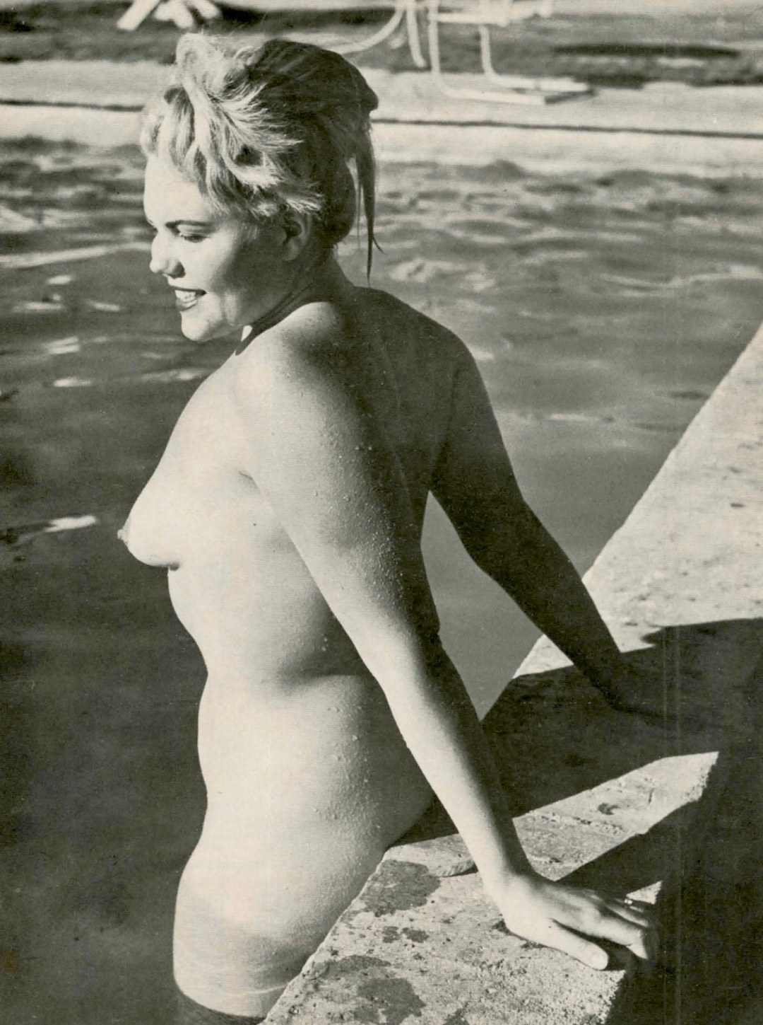 Nudista retro con senos sobresalientes
