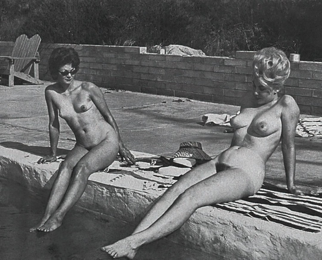 Nudista retro junto a la piscina