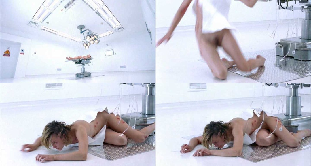 Mila Yovovich Monasterio desnudo
