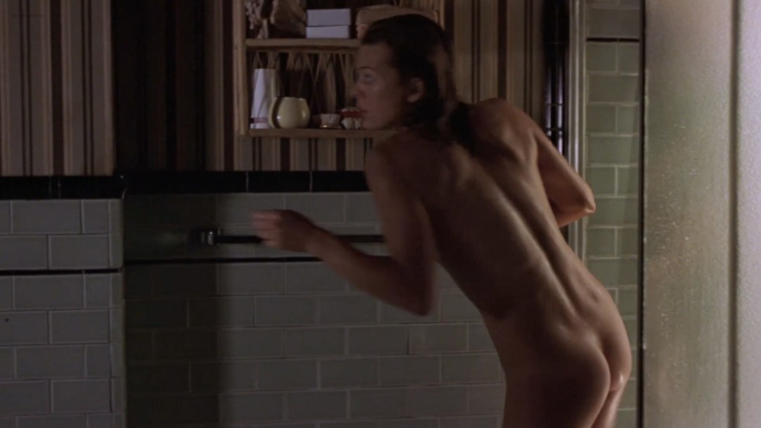 Naked Mila Yovovich en películas