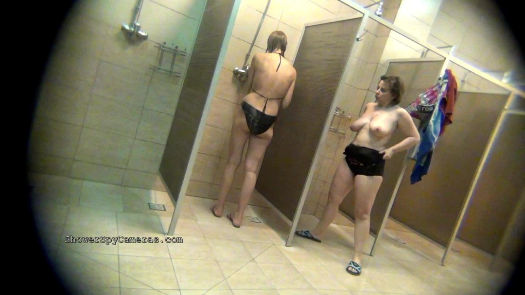 Cámaras ocultas en la ducha de mujeres