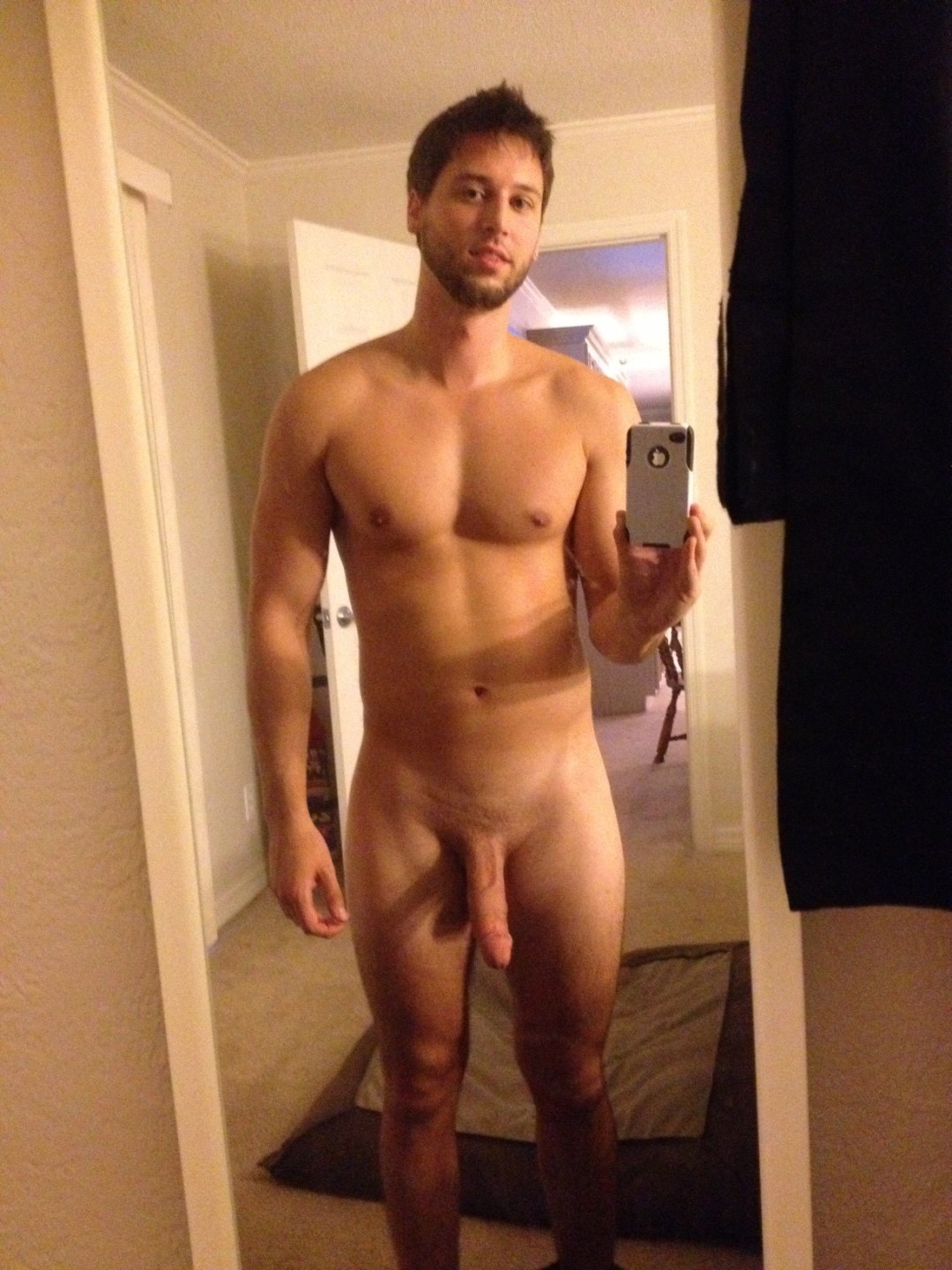 Chico desnudo frente al espejo