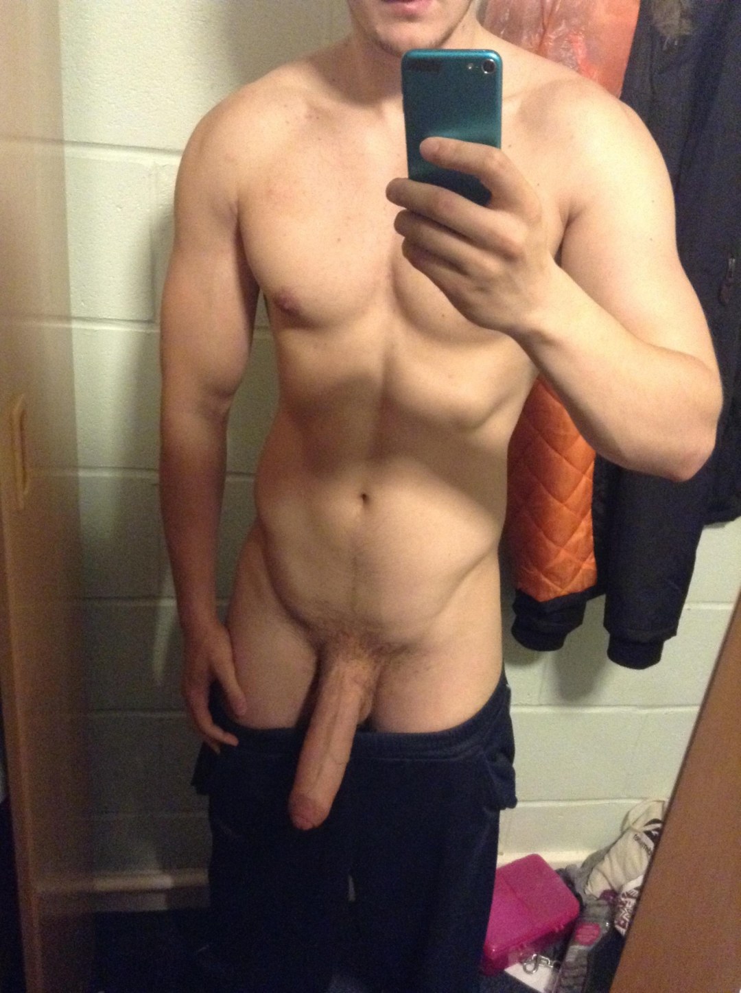 Chico desnudo con un miembro en el espejo