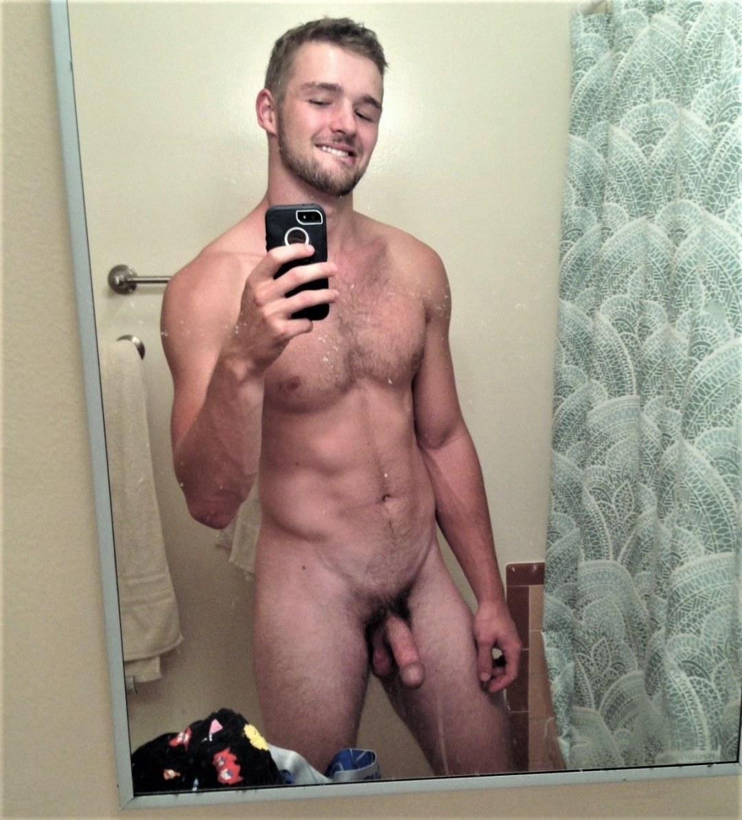Chicos rusos desnudos en el espejo