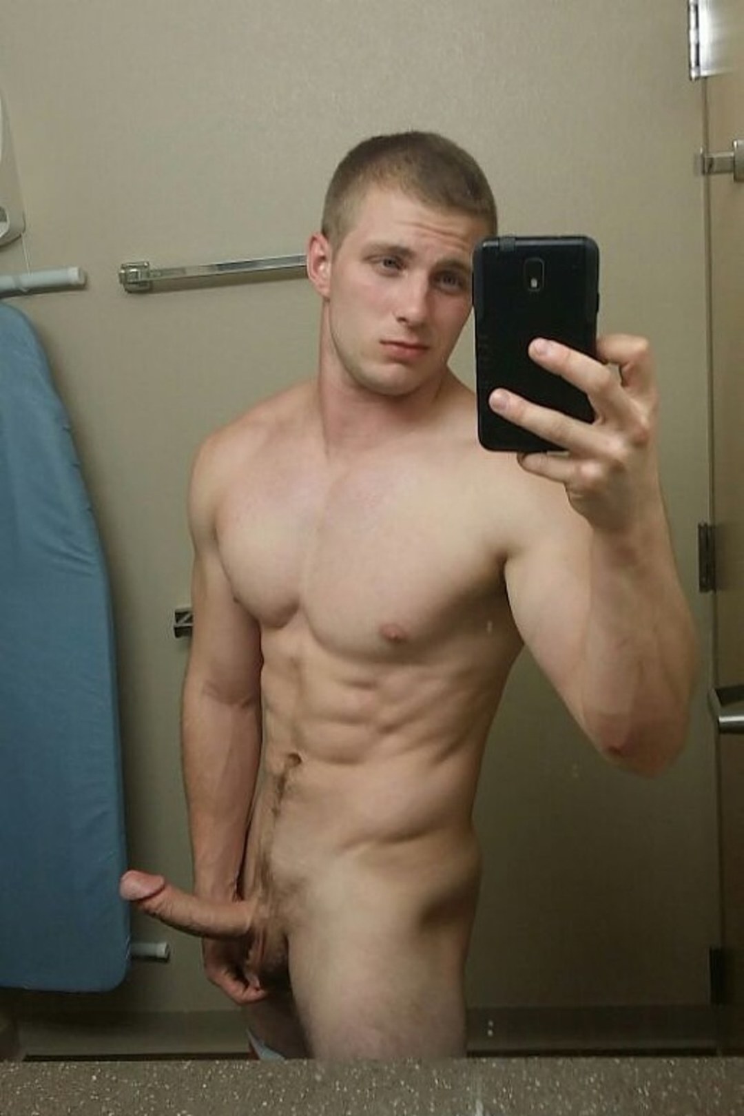 Hombre desnudo frente al espejo