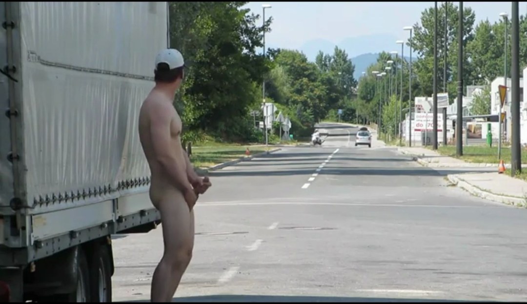Chicos desnudos en las calles de la ciudad