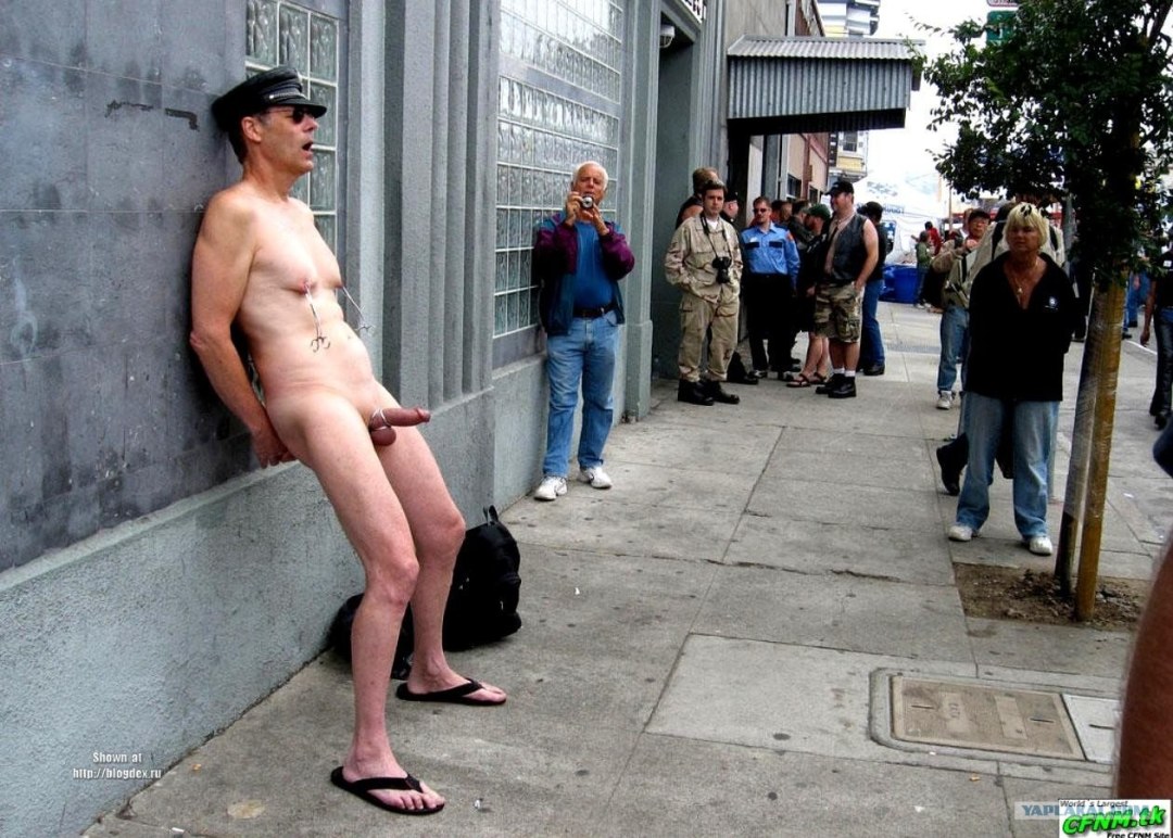 Joven desnudo en un lugar público