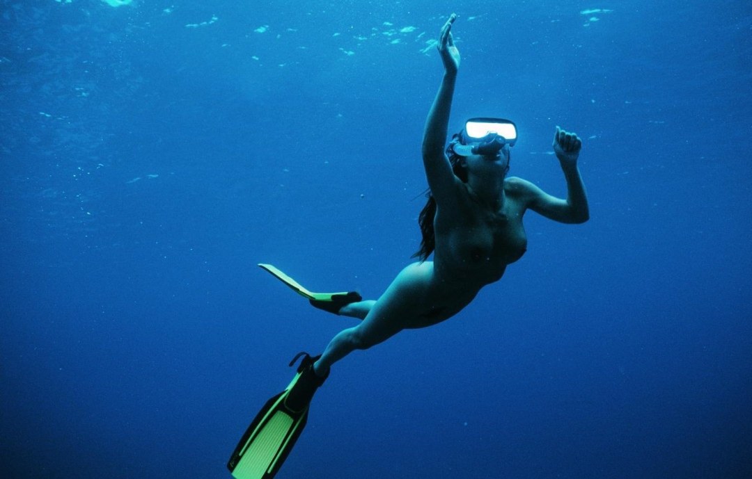Submarino Natación de mujeres desnuda