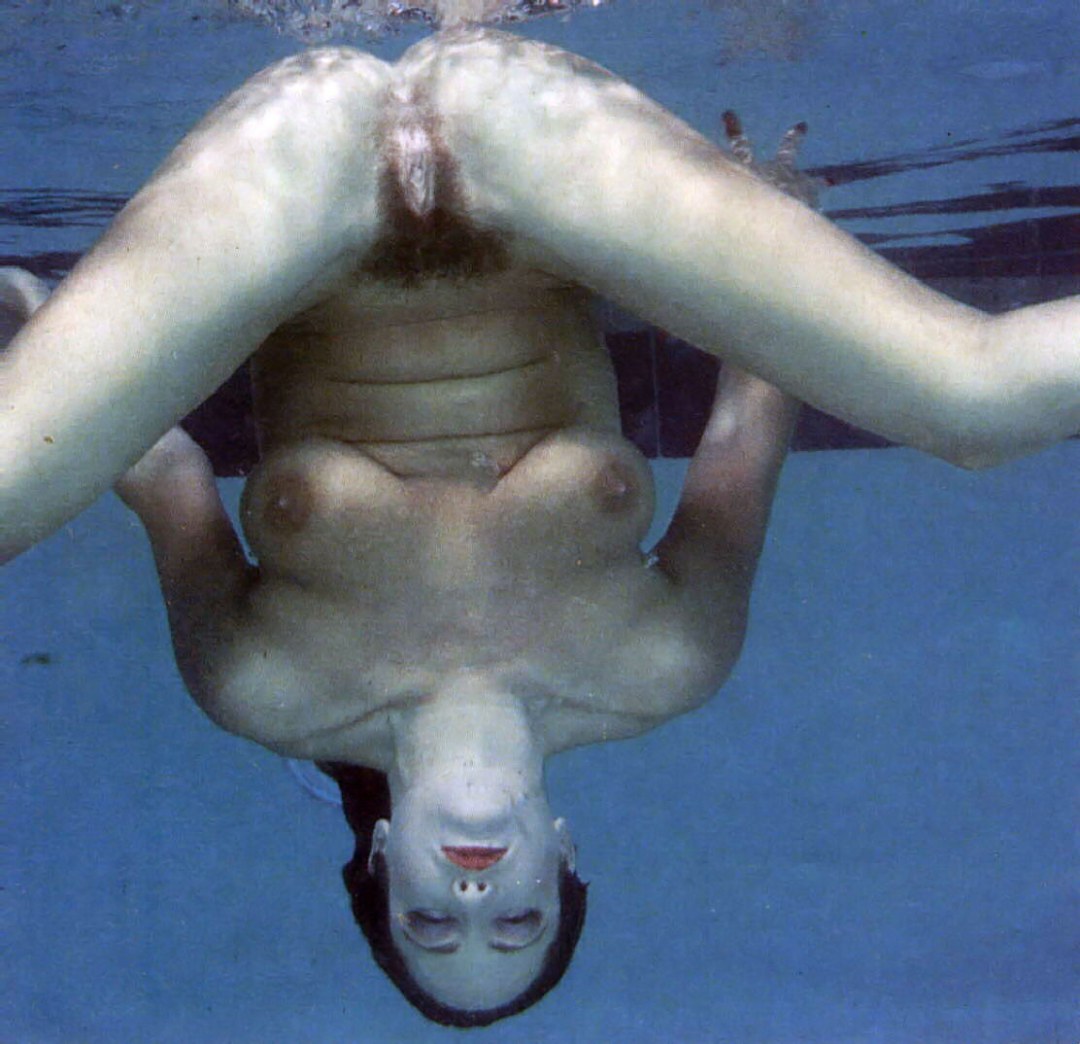 Sincronizadores desnudos en agua