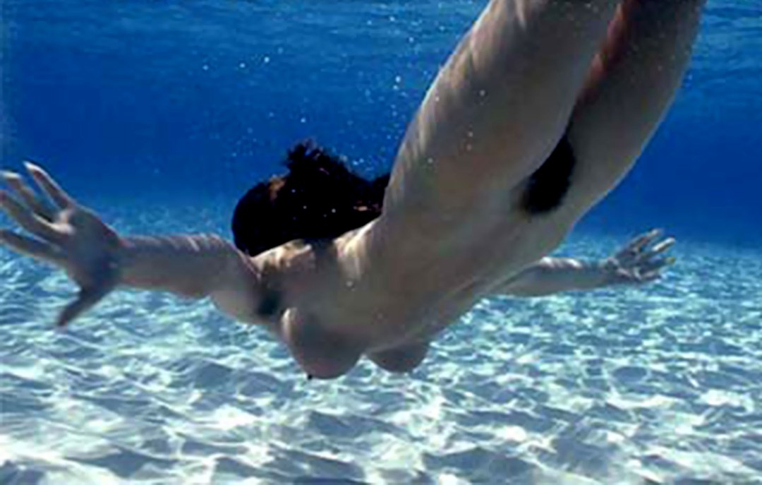 Las chicas nadan desnudas