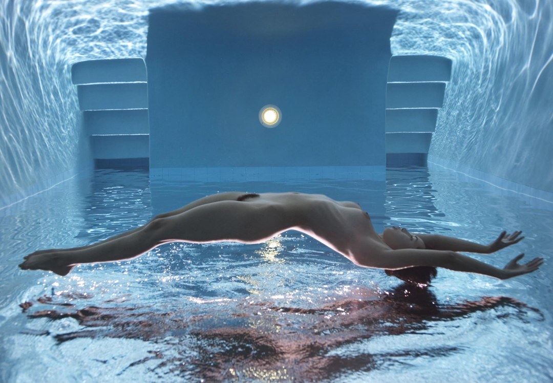 Desnudo en el agua