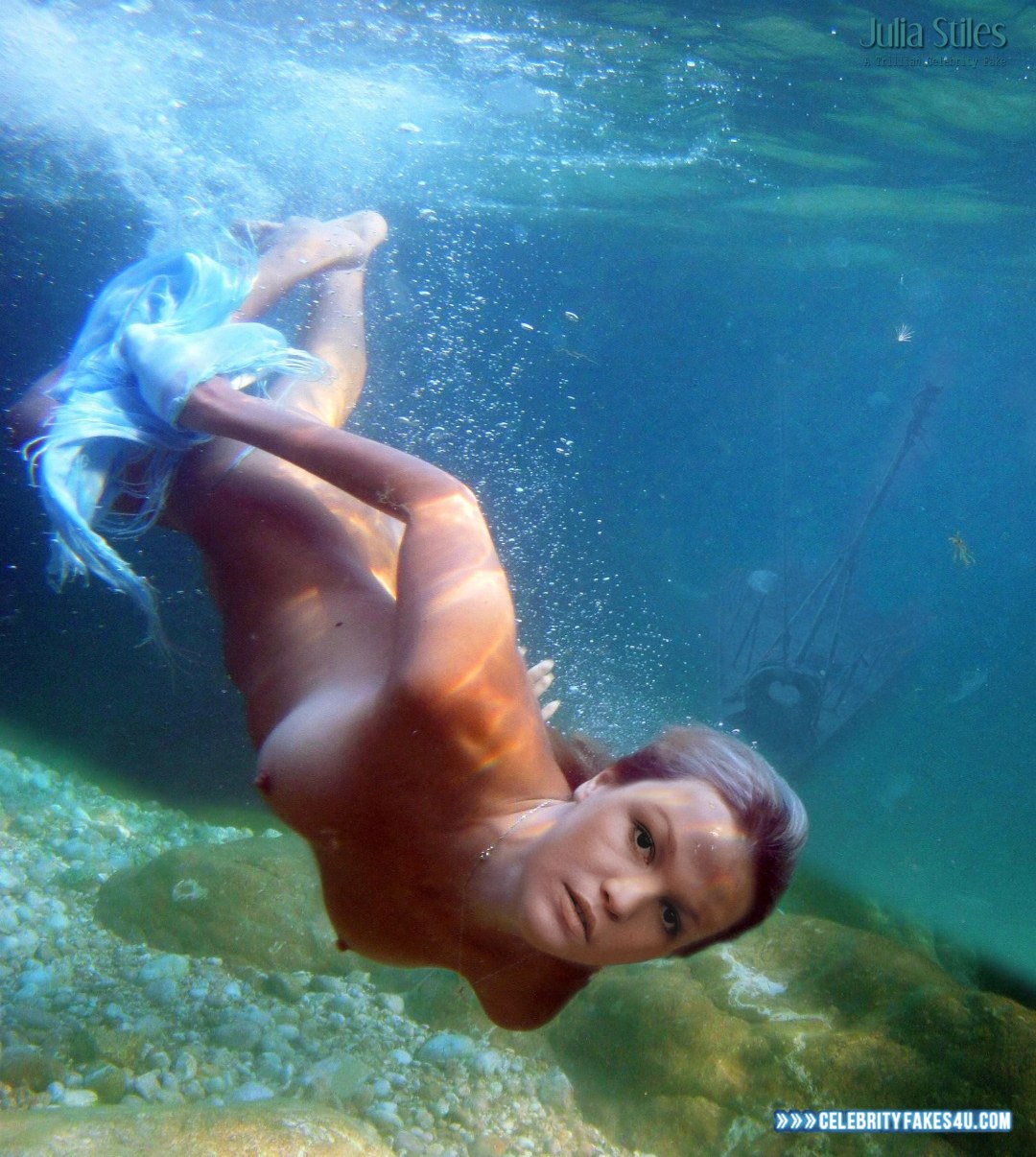 Chicas en topless bajo el agua