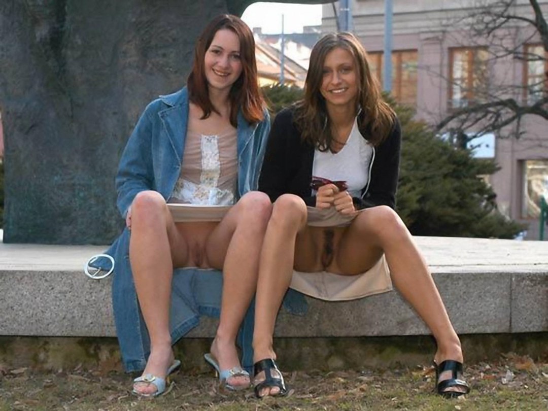 Chicas sin bragas debajo de una falda