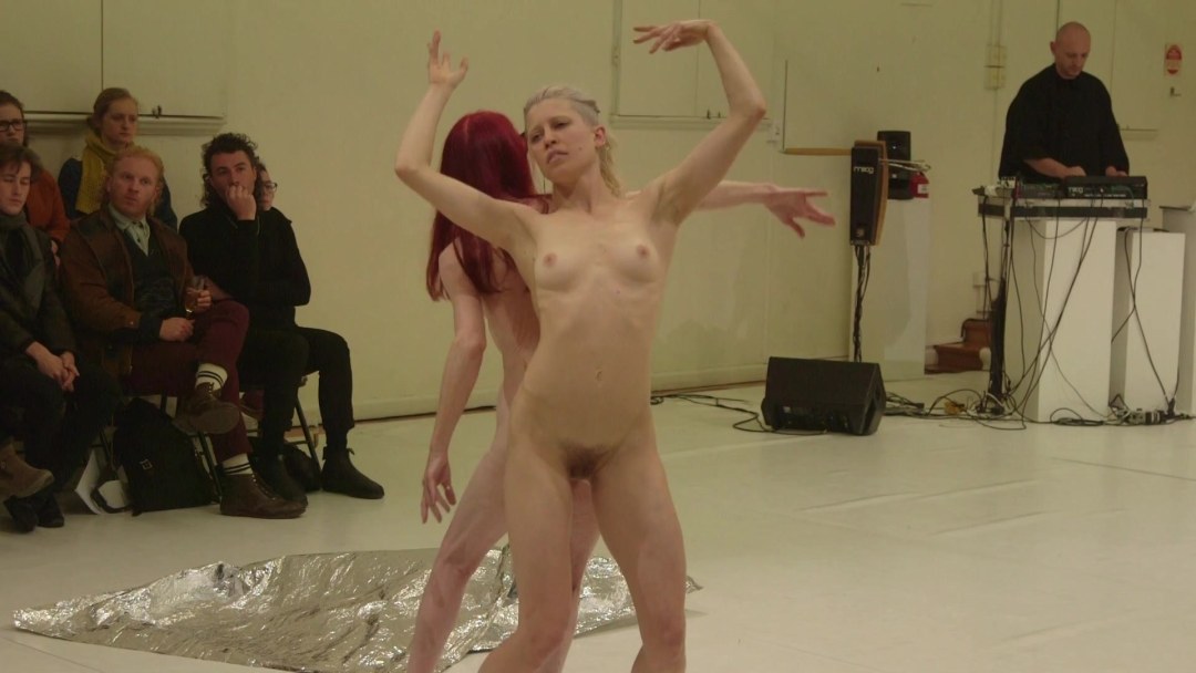 Actrices desnudas en el escenario del teatro