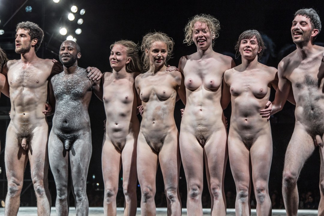 Actrices desnudas en el escenario del teatro