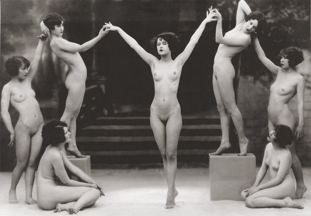 Mujeres desnudas en el teatro retro