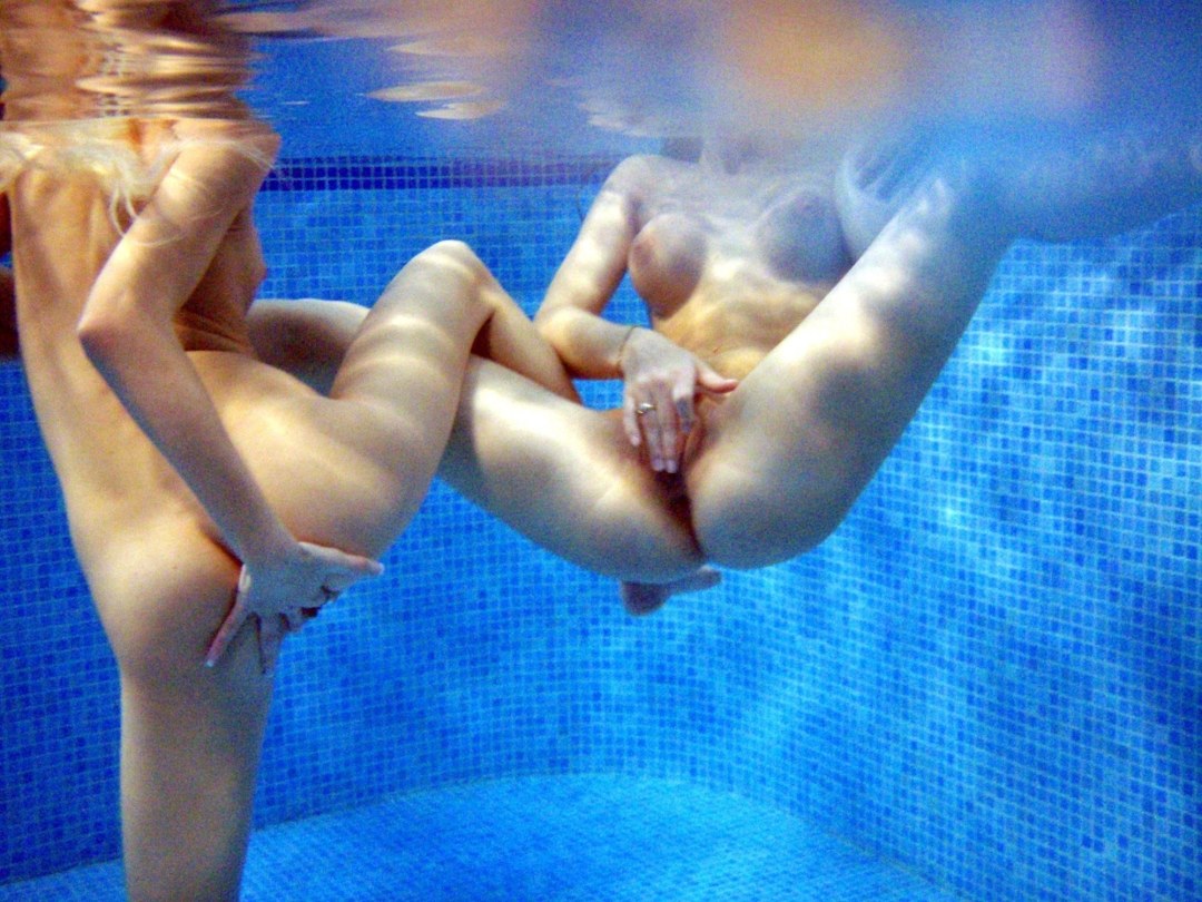 Nadadores desnudos sincronizadores en la piscina