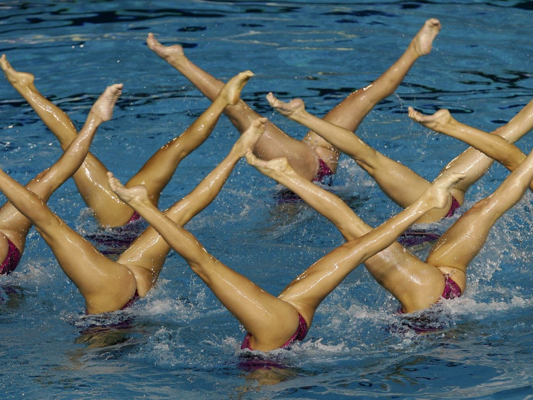 Natación sincrónica desnuda