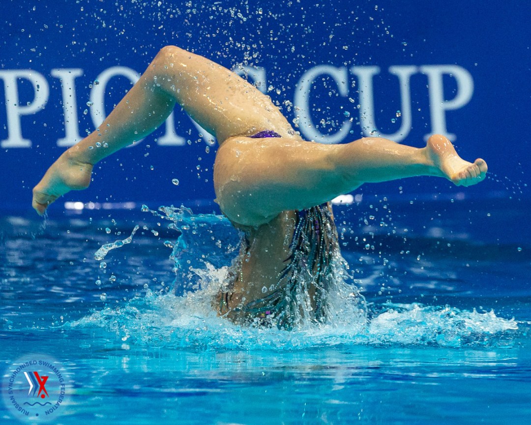 La natación sincrónica está completamente desnuda