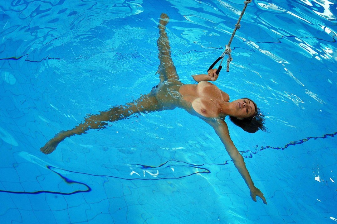 Clases de natación desnudas