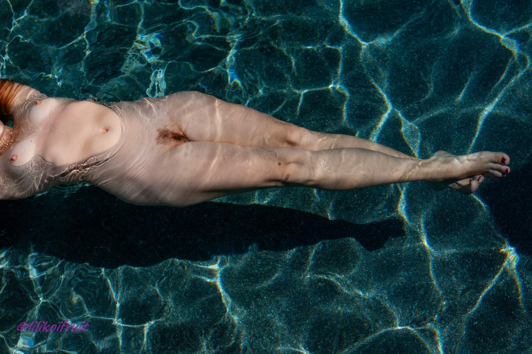 Sincronizadores desnudos en la piscina