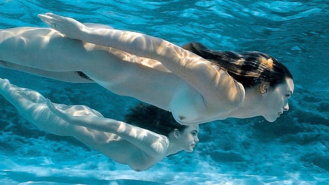 Sesión de fotos en el agua desnuda