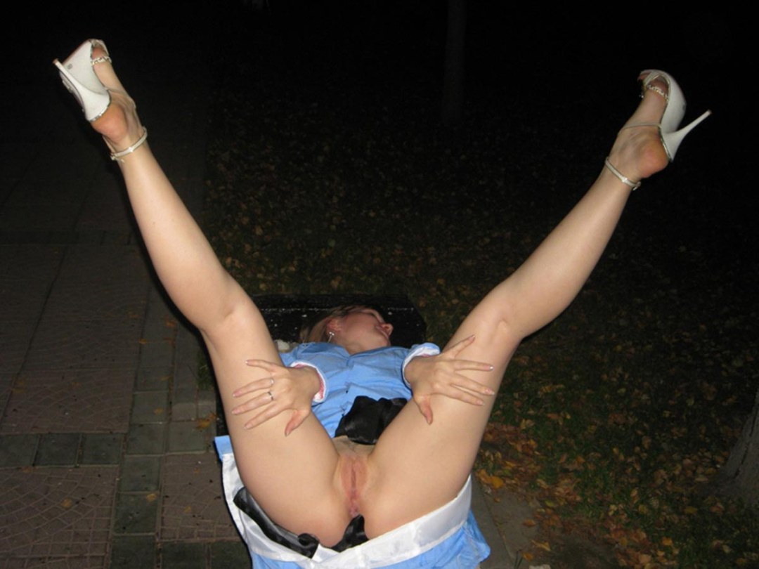 Chicas desnudas borrachas en la calle