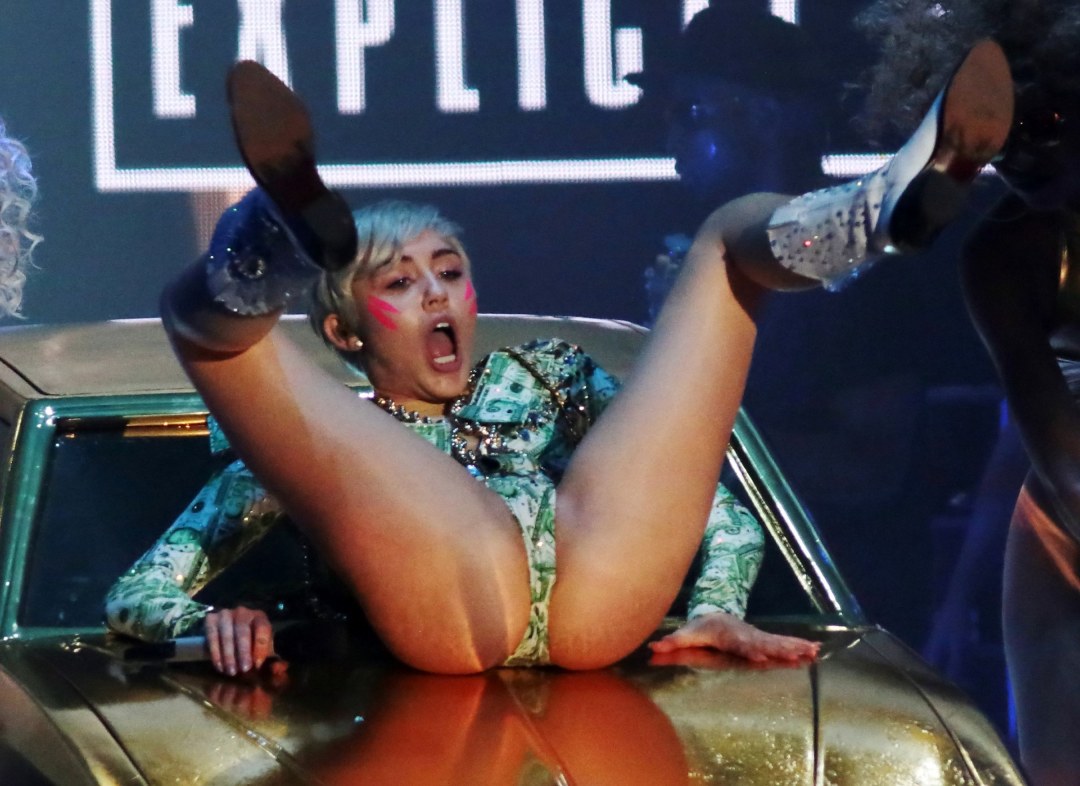 Miley Cyrus sin bragas en el escenario
