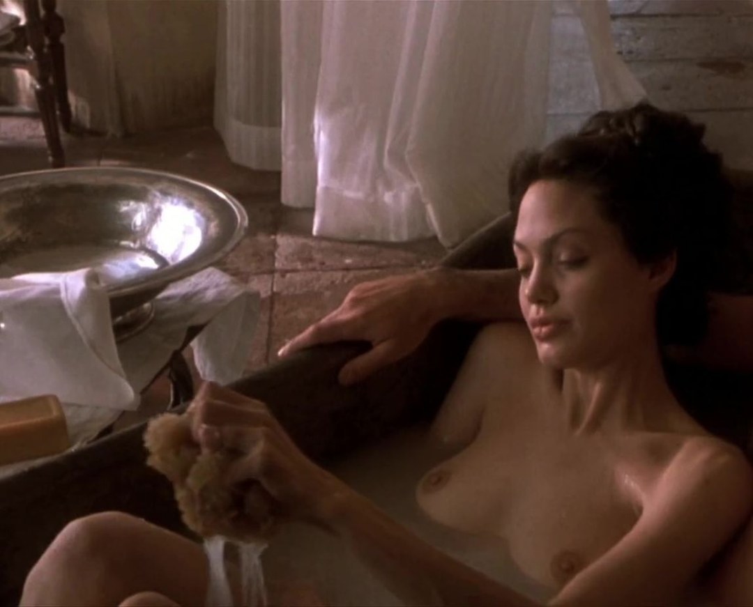 Angelina Jolie desnuda en películas