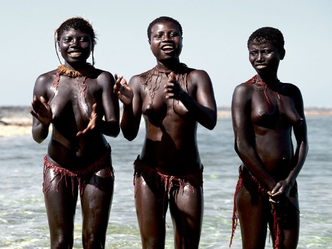 Mujeres desnudas de tribus africanas