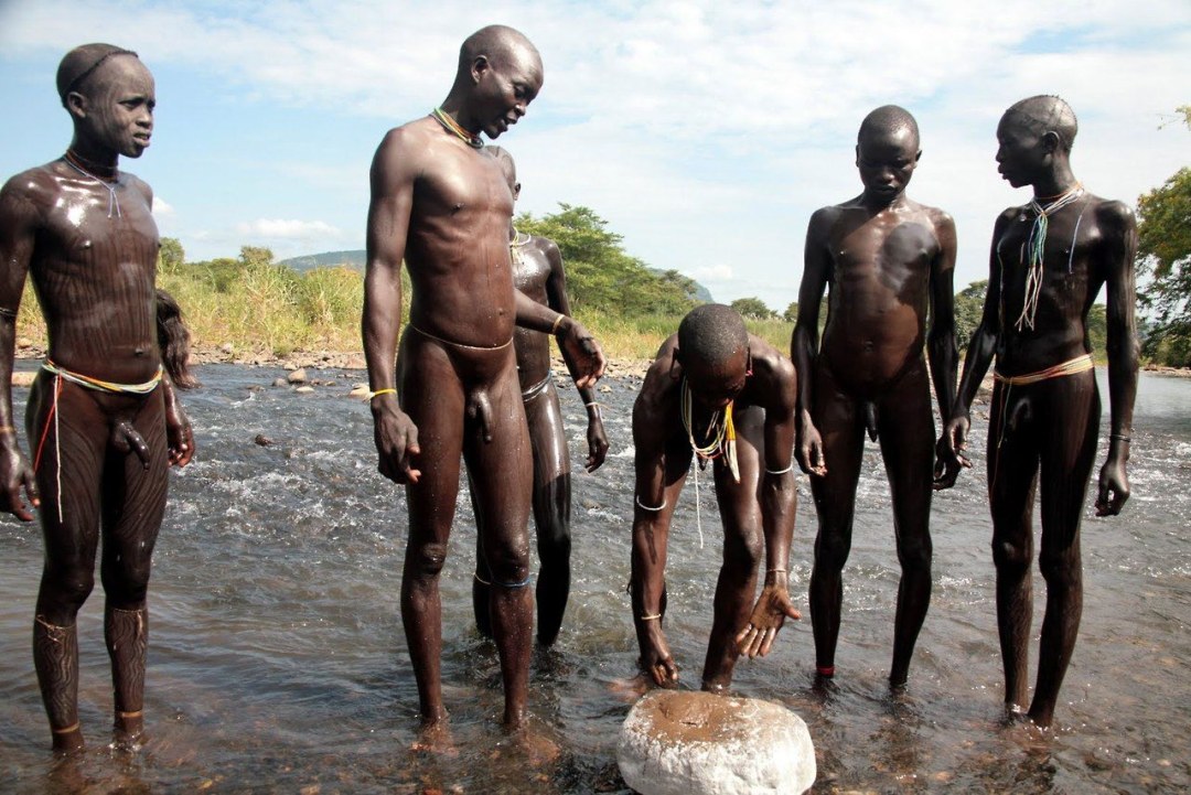 Chicos africanos desnudos