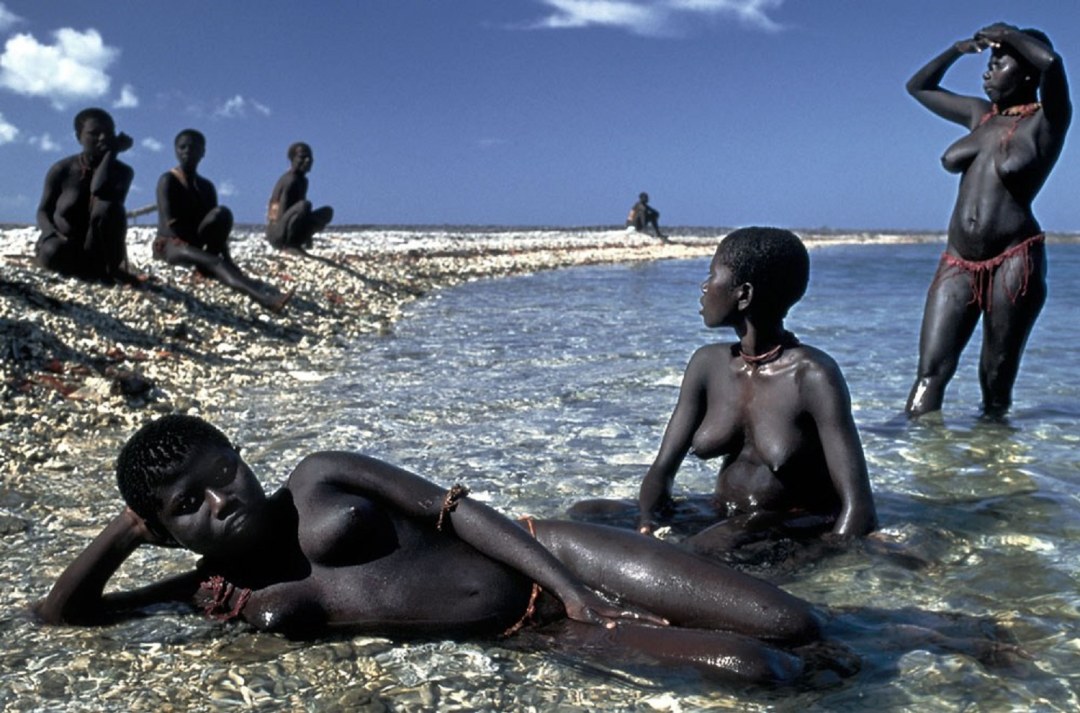 Africanos de Nagia en la playa