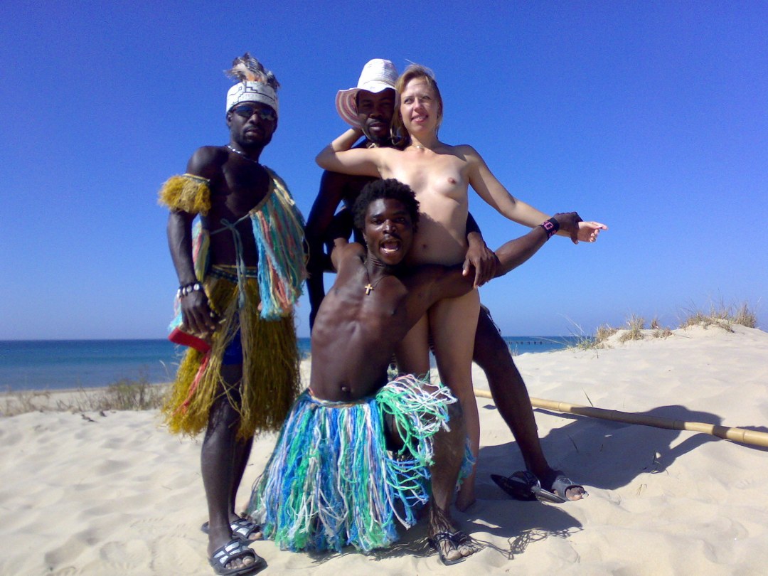 Mujeres de vacaciones con negros
