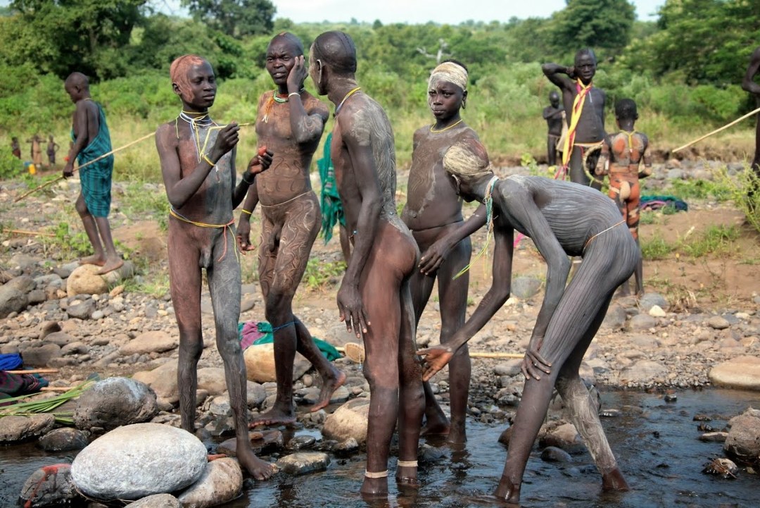 Jóvenes africanos desnudos