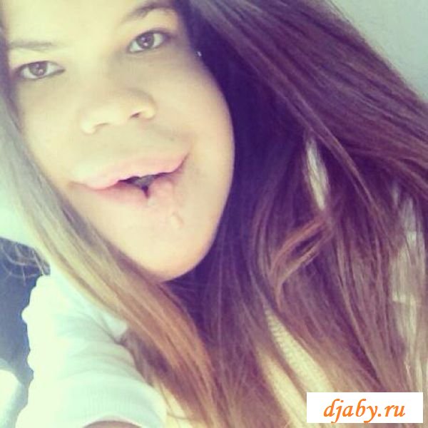 Девка с огромным подбородком