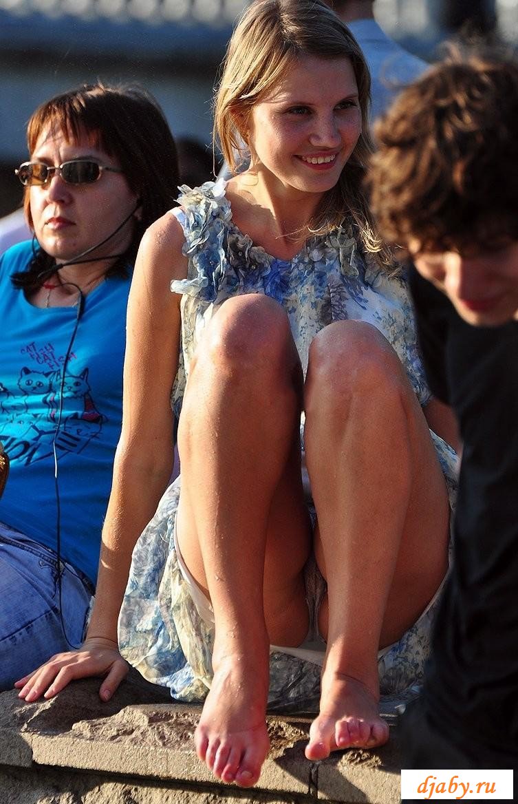 Обнаженные промежности итальянок в парке