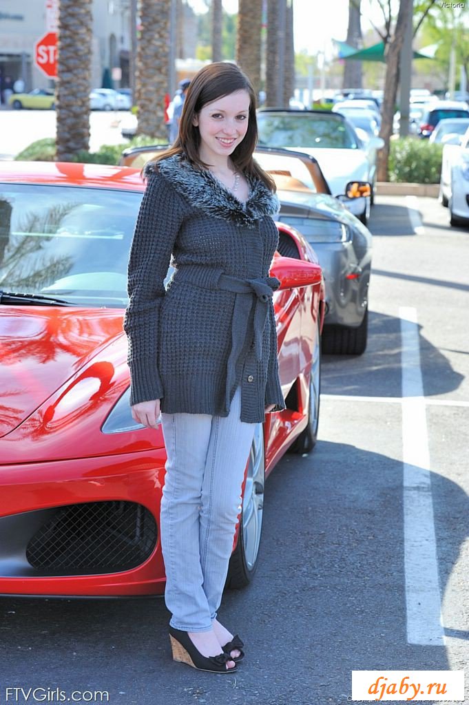 Девка готова раздеться посреди города, прикрываясь пальто