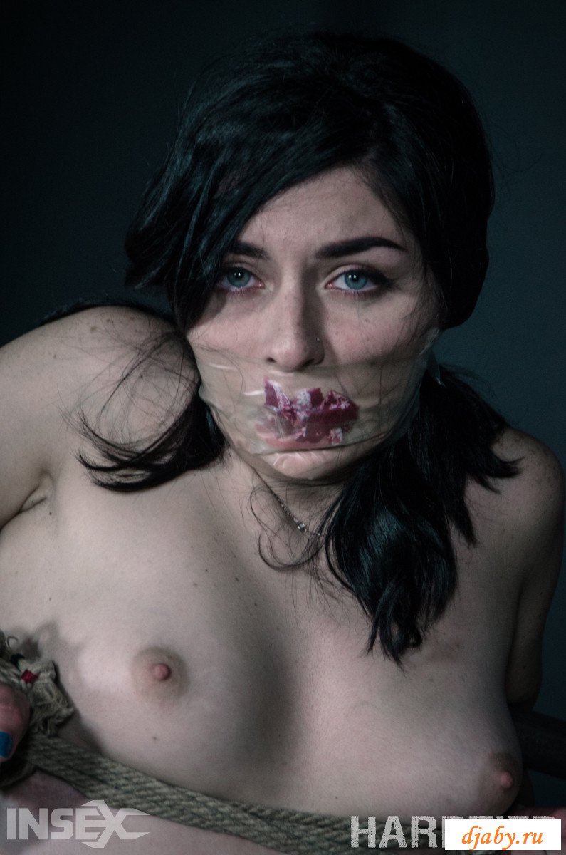 Провинциальная девка в тугих веревках в бондажной эротике