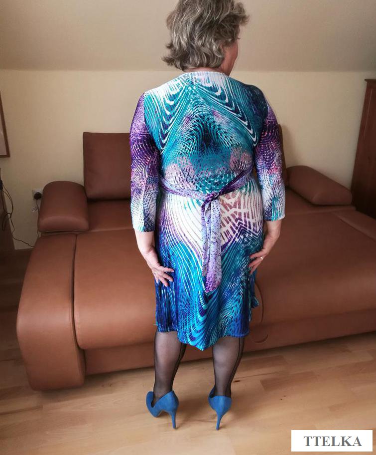 Эффектная телка в возрасте раздевается и показывает старческую грудь