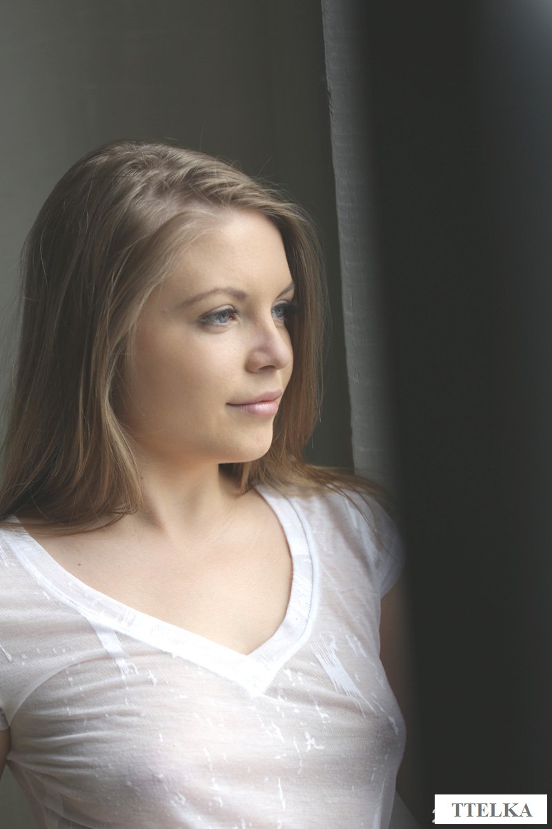 Молодая девка эротично ласкает пизду