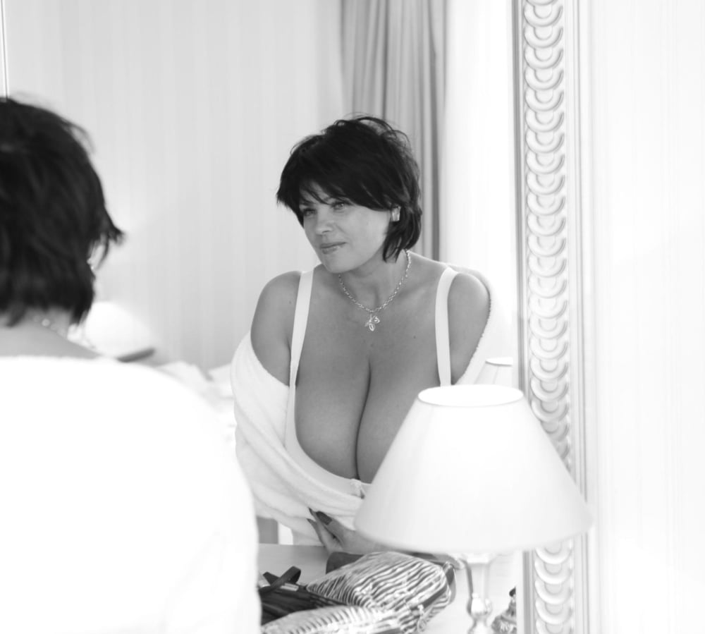 Голые блондинки в бодиарт