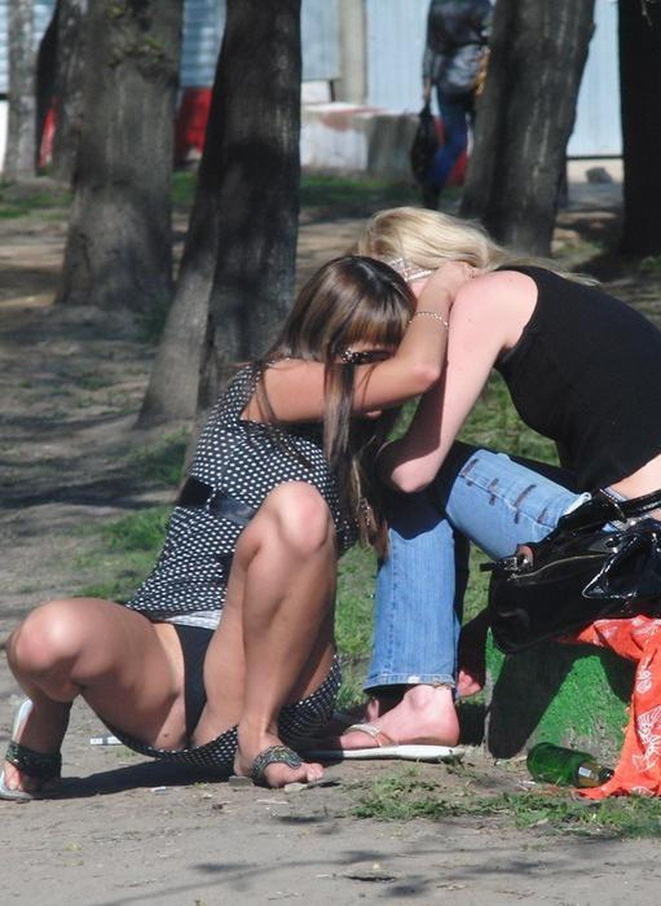 Девушки в юбках без трусов