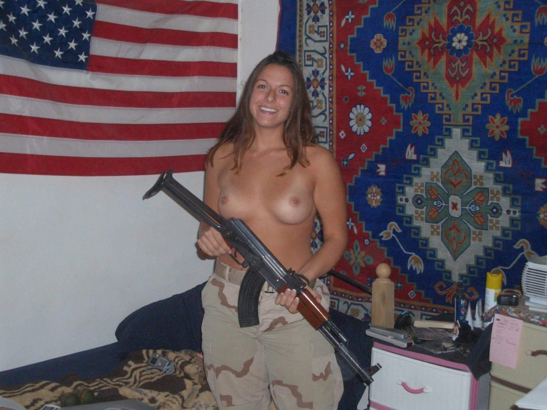 Женщины военнослужащие ню